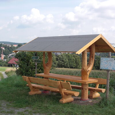 Bild vergr&ouml;&szlig;ern: Eine frisch aufgestellte Sitzgruppe in Reichenbach am Waldrand