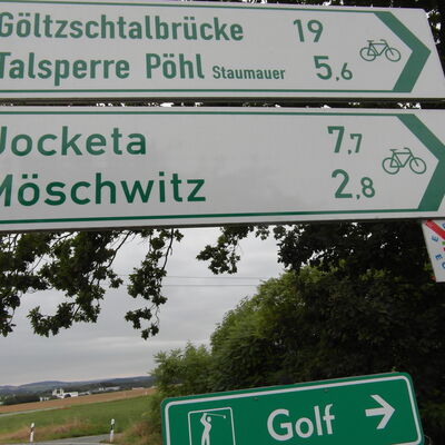 Bild vergr&ouml;&szlig;ern: Zwei Radwegweiser und ein Wegweiser nahe des Golfplatzes bei M&ouml;schwitz.