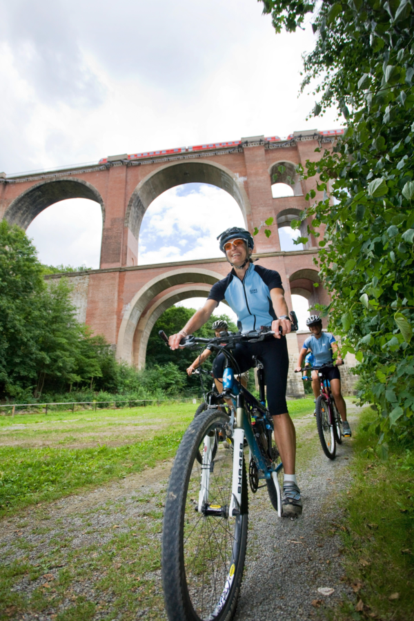 Bild vergr&ouml;&szlig;ern: Zwei Radfahrerinnen auf dem Elsterradweg, wo im Hintergrund die Elstertalbr�cke zu sehen ist