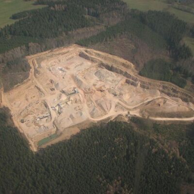Bild vergr&ouml;&szlig;ern: Auf dem Luftbild zu sehen ist der Steinbruch Wildenau im Wald.