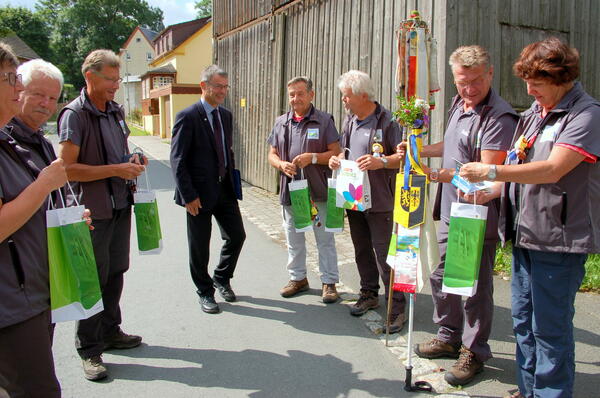 Bild vergr&ouml;&szlig;ern: S�chsische Wanderer machen Station im Vogtland.