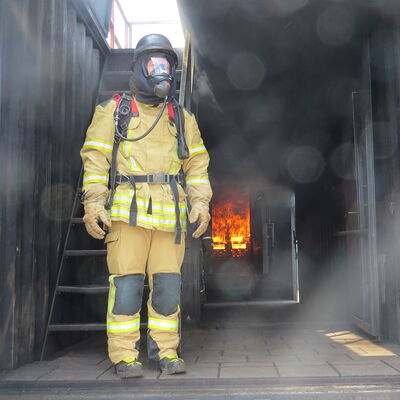 Bild vergr&ouml;&szlig;ern: Feuerwehrmann im Flashover-Container Hei&szlig;ausbildung 2018