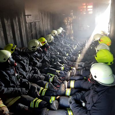 Bild vergr&ouml;&szlig;ern: Feuerwehrleute im Flashover-Container Hei&szlig;ausbildung 2018