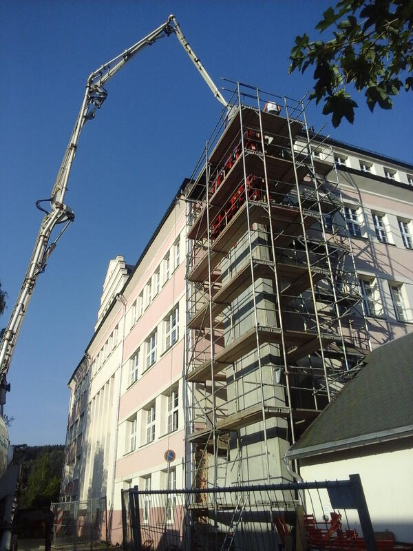Bild vergr&ouml;&szlig;ern: Auf dem Bild ist der Schulteil Klingenthal des Beruflichen Schulzentrums Vogtland abgebildet. Es ist die Betonage mit einer Betonpumpe an der Au�enfassade f�r die Erstellung der Betonwandscheibe der au�enliegenden Fluchttreppe zu sehen.