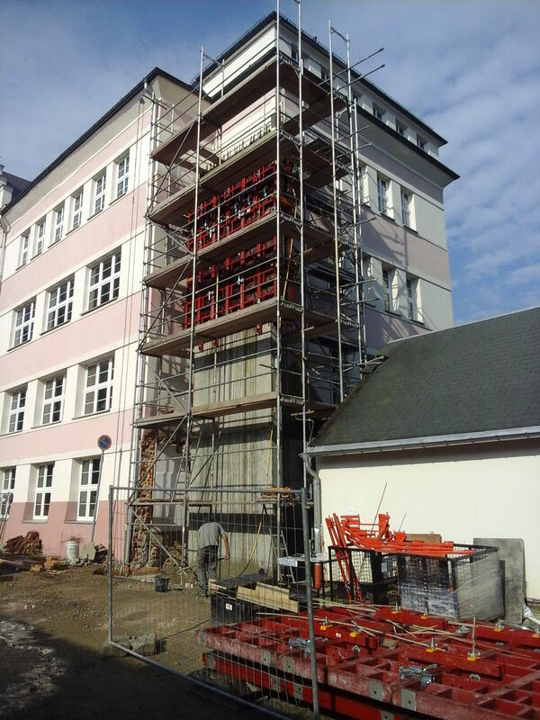 Bild vergr&ouml;&szlig;ern: Auf dem Bild ist der Schulteil Klingenthal des Beruflichen Schulzentrums Vogtland abgebildet. Es sind die Schalarbeiten an der Au�enfassade f�r die Erstellung der Betonwandscheibe der au�enliegenden Fluchttreppe zu sehen.