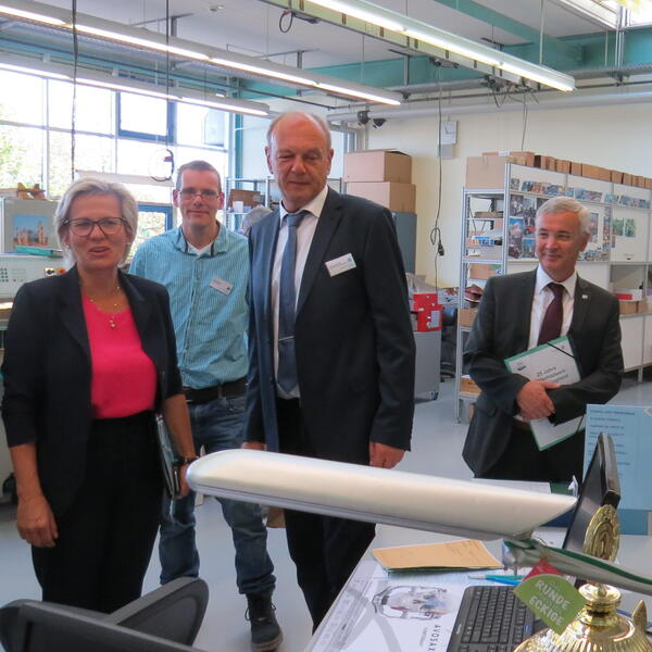 Bild vergr&ouml;&szlig;ern: G&ouml;ltzschtalwerkst&auml;tten Besuch Ministerin