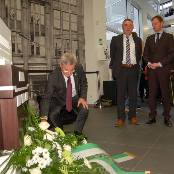 Bild vergr&ouml;&szlig;ern: Landrat Rolf Keil legt Blumengebinde nieder.
