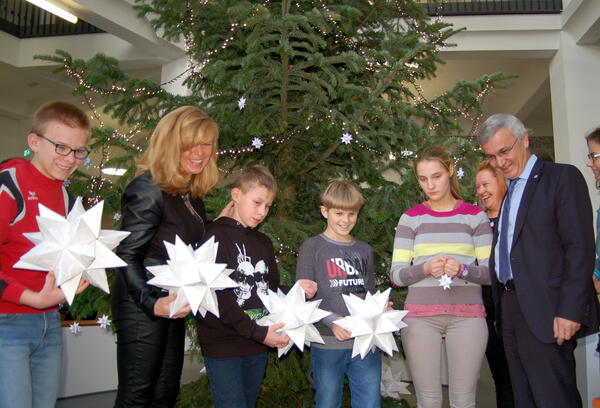 Bild vergr&ouml;&szlig;ern: Sonnenhofsch&uuml;ler schm&uuml;cken Weihnachtsbaum im Landratsamt