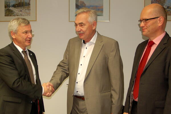 Bild vergr&ouml;&szlig;ern: Vertragsunterzeichnung &Ouml;PNV Vertrag hier mit POB Gesch&auml;ftsf&uuml;hrer Thomas Schwui (r.)