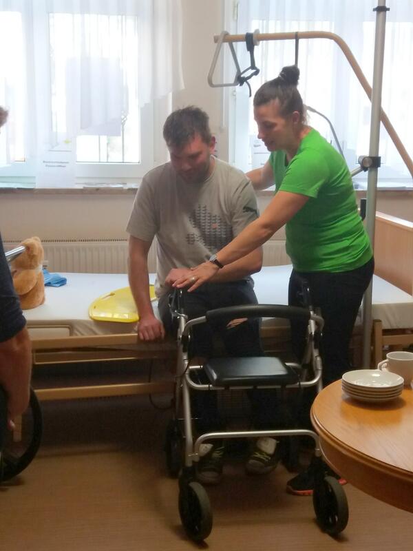 Bild vergr&ouml;&szlig;ern: Musterwohnung mit Helferin