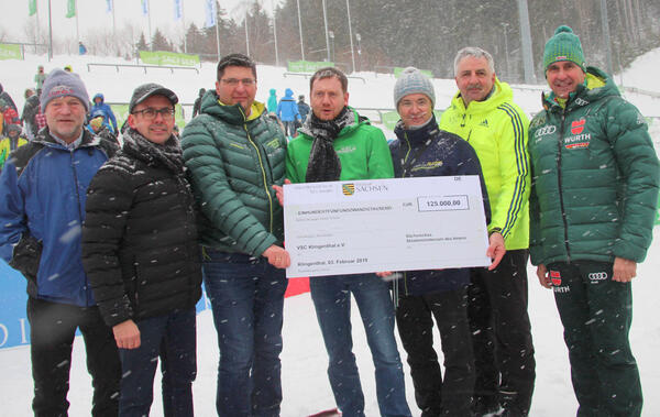 Bild vergr&ouml;&szlig;ern: Weltcup &Uuml;berrgabe scheck