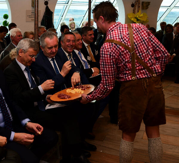 Bild vergr&ouml;&szlig;ern: Verkostung zum 24. Bauernmarkt durch Landrat Rolf Keil