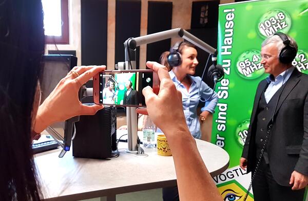 Bild vergr&ouml;&szlig;ern: Landrat Rolf Keil beim Interview im Vogtlandradio