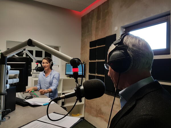 Bild vergr&ouml;&szlig;ern: Landrat Rolf Keil im Interview mit Madlen Schulz vom Vogtlandradio
