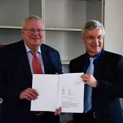 Bild vergr&ouml;&szlig;ern: Staatssekret&auml;r Herbert Wolff &uuml;bergibt Landrat Rolf Keil den F&ouml;rdermittelbescheid.