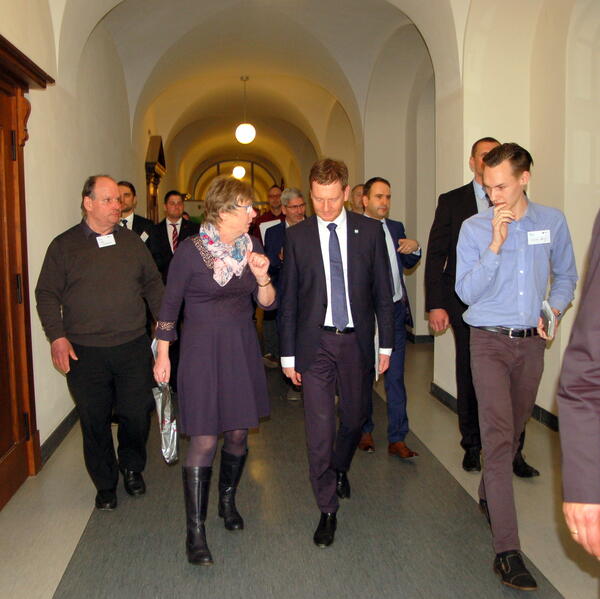 Bild vergr&ouml;&szlig;ern: Ministerpr�sident Michael Kretschmer auf dem Weg zum Rathaussaal