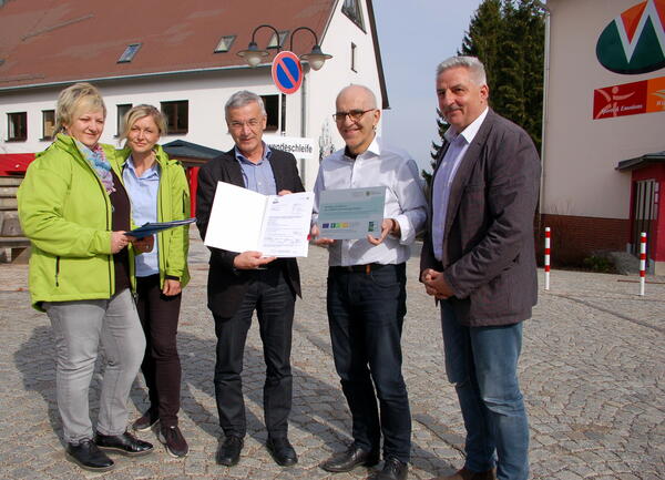 Bild vergr&ouml;&szlig;ern: Landrat Rolf Keil (Mitte) �bergibt an den Waldpark-Gesch�ftsf�hrer Joachim Otto zwei F�rdermittelbescheide