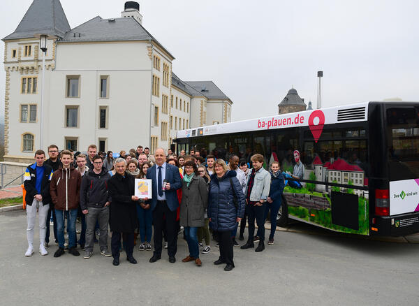 Bild vergr&ouml;&szlig;ern: Bus&uuml;bergabe im Campus im Schloss der Berufsakademie  Plauen.