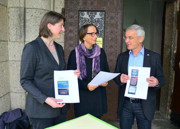 Bild vergr&ouml;&szlig;ern: Superintendentin Ulrike Weyer, Beatrice Rummel und Landrat Rolf Keil (v.l.) beim  Zusammenstellen von Plakaten. Foto: Landratsamt