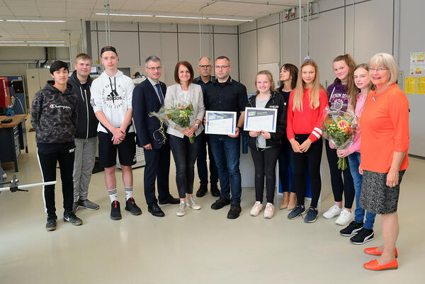Bild vergr&ouml;&szlig;ern: Landkreis-Beigeordneter Dr. Uwe Drechsel (4.v.l.) und Agenturchefin Helga Lutz (r.) &uuml;bergaben die Urkunden an die Preistr&auml;ger. Foto: Landratsamt