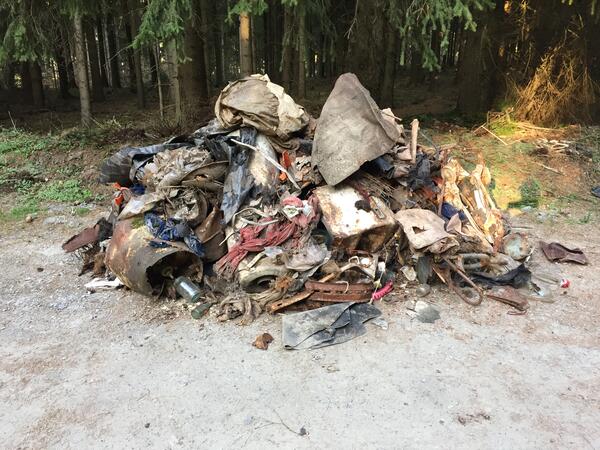 Bild vergr&ouml;&szlig;ern: Metallschrott, M�ll und vieles mehr an illegal abgelegten Materialen.