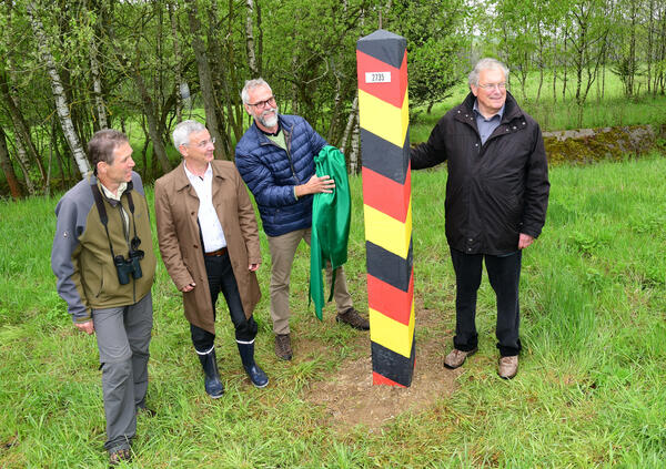 Bild vergr&ouml;&szlig;ern: Landrat Rolf Keil (2.v.l.), Initiator Ralph Georgi (3.v.l.), Prof. Hubert Weiger vom BUND (r.) und Thomas Findeis (l.) enth�llten gemeinsam die Grenzs�ule Nr. 2735. Foto: Landratsamt