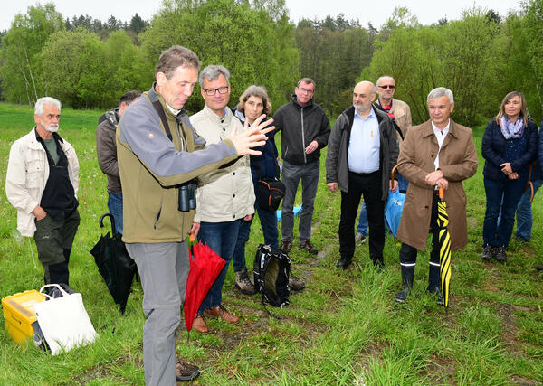 Bild vergr&ouml;&szlig;ern: Im Anschluss erl&auml;uterte Thomas Findeis von der Unteren Naturschutzbeh&ouml;rde des Vogtlandkreises, die naturschutzfachliche Bedeutung des Teilst&uuml;cks des &raquo;Gr&uuml;nen Bandes&laquo; im Vogtlandkreis