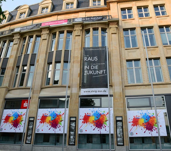 Bild vergr&ouml;&szlig;ern: Das Landratsamt schm�ckte sich zu voll normal mit bunten Plakaten.