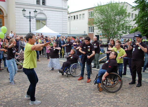 Bild vergr&ouml;&szlig;ern: Das Tanzstudio 1-2-Step sorgte mit einem Tanz mit behinderten und nichtbehinderten Teilnehmern f&uuml;r tolle Stimmung.