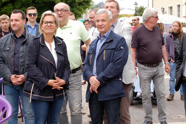 Bild vergr&ouml;&szlig;ern: Sachsens Sozialministerin  Barbara Klepsch (l.),  Landrat Rolf Keil (r.) und weitere Pers&ouml;nlichkeiten besuchten das Fest