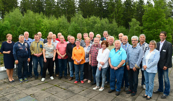 Bild vergr&ouml;&szlig;ern: Geehrt wurden die Blutspenderinnen und Blutspender f�r ihre 125., 150. und 175 Spende von der Amts�rztin Kerstin Zenker (l.), dem Referenten f�r �ffentlichkeitsarbeit des DRK-Blutspendedienstes Ost Michael Pflug (r.) und der Verwaltungsdirektorin des Klinikums Oberg�ltzsch Rodewisch Beate Liebold (2.v.r.). 
Fotos: Landratsamt
