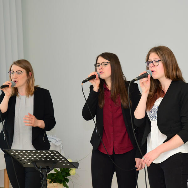 Bild vergr&ouml;&szlig;ern: Die Festveranstaltung wurde vom Gesangstrio Bridges  mit Carolin Tuchscherer, Lea Haymann und Ladina Strobel umrahmt