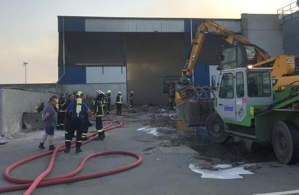 Bild vergr&ouml;&szlig;ern: Am Mittwoch des 5. Juni brannte es in den Abendstunden bei der Firma Glitzner in Scheidenbach.