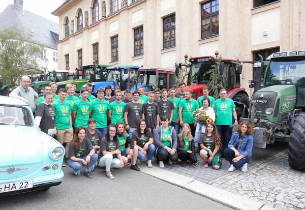 Bild vergr&ouml;&szlig;ern: Landwirte kommen am letzten Schultag mit dem Traktor zur Schule.