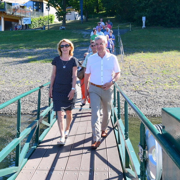 Bild vergr&ouml;&szlig;ern: Landrat Rolf Keil und Zweckverbandsgesch�ftsf�hrerin Mariechen Bang