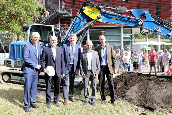 Bild vergr&ouml;&szlig;ern: Spatenstich in Bad Brambach