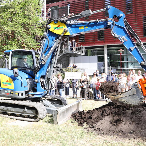 Bild vergr&ouml;&szlig;ern: Landtagsabgeordneter Andreas Heinz vollzog den ersten Baggerbiss