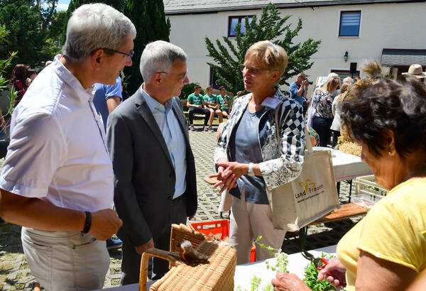 Bild vergr&ouml;&szlig;ern: Landrat Rolf Keil (2.v.l.) und Landtagsabgeordneter Stephan H&ouml;sl (l.) im Gespr&auml;ch mit Vertretern des Landfrauenverbandes.