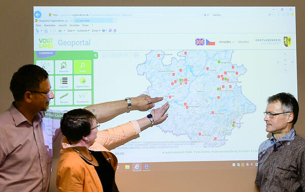 Bild vergr&ouml;&szlig;ern: Hans-J�rgen Arndt, Sachbearbeiter Geoinformationssystem, Silke Schwabe Koordinatorin Pflegenetzwerk Vogtlandkreis und Beigeordneter Dr. Uwe Drechsel (.v.l.n.r) stellen den Medien den Pflege-Monitor Vogtlandkreis vor.