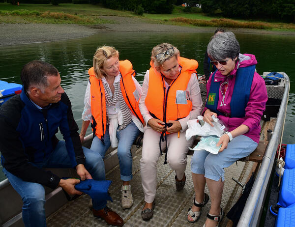 Bild vergr&ouml;&szlig;ern: Monika Modes (r.)  erkl�rt die Wasserprobenentnahme.