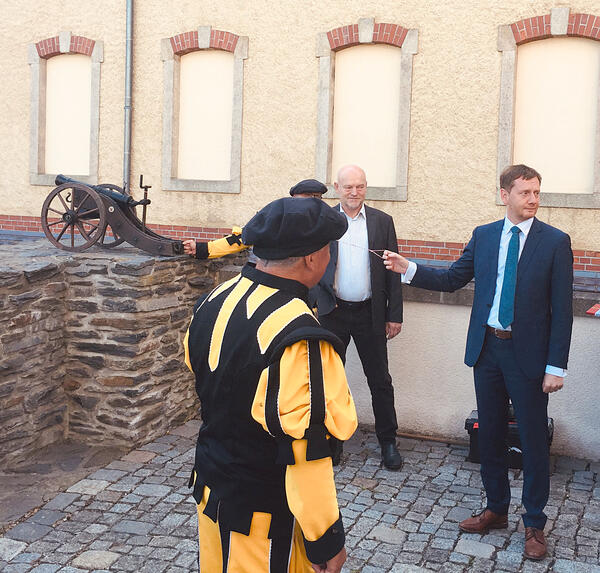Bild vergr&ouml;&szlig;ern: Ministerpr&auml;sident Michael Kretschmer gibt  den Startschuss f&uuml;r die Sanierung des Bergfrieds von Schloss Voigtsberg.