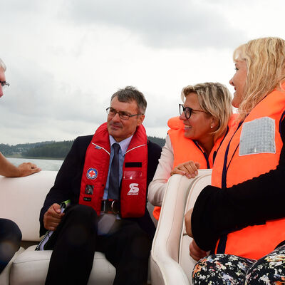 Bild vergr&ouml;&szlig;ern: Auf dem Weg zur Wasserprobenentnahme auf der Talsperre P&ouml;hl.