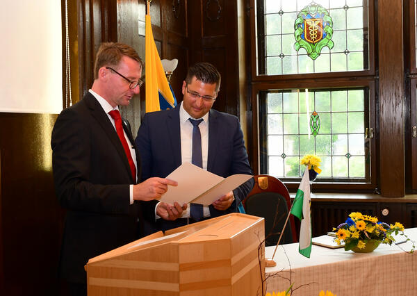 Bild vergr&ouml;&szlig;ern: Sachsens Innenminister Prof. Roland W&ouml;ller (l.), der die Ernennung vornahm, &uuml;bergab an Oberb&uuml;rgermeister Thomas Hennig (r.) die Ernennungsurkunde.