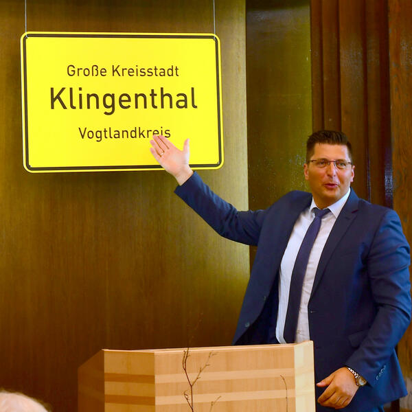 Bild vergr&ouml;&szlig;ern: Oberb�rgermeister Thomas Hennig enth�llte das neue Ortseingangsschild mit der Aufschrift: �Gro�e Kreisstadt Klingenthal Vogtlandkreis�.