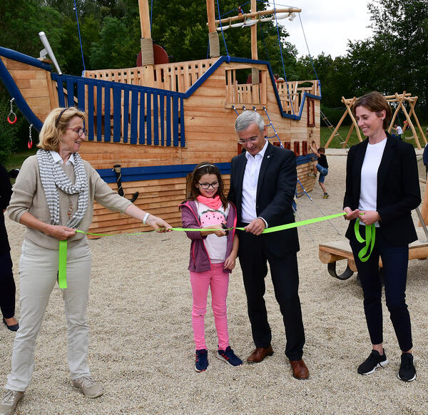 Bild vergr&ouml;&szlig;ern: Der Vorsitzende des Zweckverbandes Talsperre P�hl Landrat Rolf Keil, die scheidende Gesch�ftsf�hrerin des Zweckverbandes Mariechen Bang (l.) und die neue Gesch�ftsf�hrerin des Zweckverbandes Elisabeth Bl�ml (r.) �bergaben den Freizeitbereich an die Kinder.