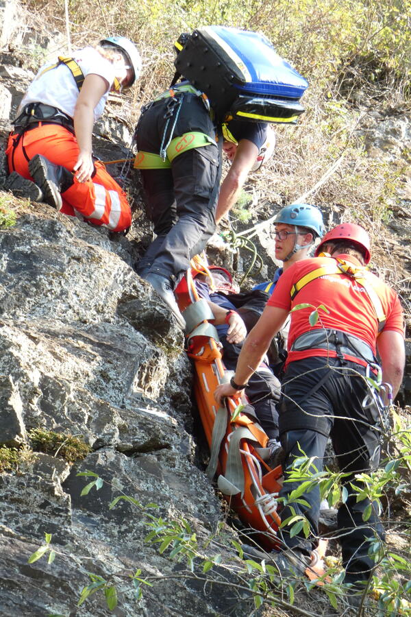 Bild vergr&ouml;&szlig;ern: Die Bergwacht des DRK bei einer �bung