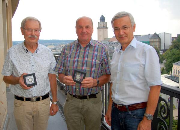 Bild vergr&ouml;&szlig;ern: Bernd Ro&szlig;berg (links)  und Johannes Graupner (Mitte) konnten an der letzten Sitzung des Kreistages im Juni nicht teilnehmen. Nun erhielten sie die Auszeichnung von Landrat Rolf Keil (rechts) nachtr&auml;glich.