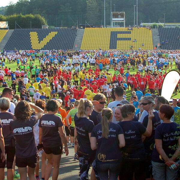 Bild vergr&ouml;&szlig;ern: 3000 Starter und unz�hlige Besucher bildeten eine einmalige Kulisse beim 8. Firmenlauf der Volksbank.