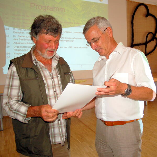 Bild vergr&ouml;&szlig;ern: Landrat Rolf Keil (rechts) ehrte den Adorfer Naturschutzhelfer Wolfgang Weller (links) mit der Ehrenurkunde des S&auml;chsischen Staatsministeriums f&uuml;r Umwelt und Landwirtschaft.