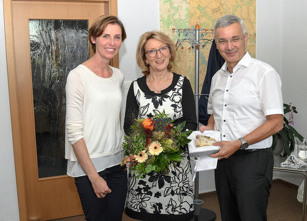 Bild vergr&ouml;&szlig;ern: Der Vorsitzende des Zweckverbandes Talsperre P&ouml;hl  Landrat Rolf Keil nutzte die aktuelle Sitzung der Verbandsversammlung, um sich gemeinsam mit der neuen Gesch&auml;ftsf&uuml;hrerin Elisabeth Bl&uuml;ml (links) bei der scheidenden Gesch&auml;ftsf&uuml;hrerin Mariechen Bang, f&uuml;r die f&uuml;r den  Verband geleistete Arbeit recht herzlich zu bedanken.
